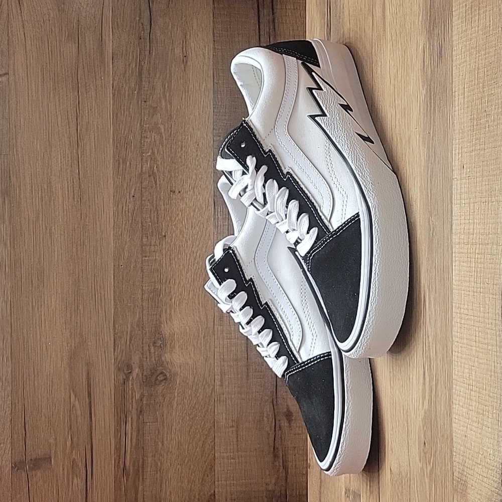 Vans. Old school bolt Brand new in the box authentic uper textile.